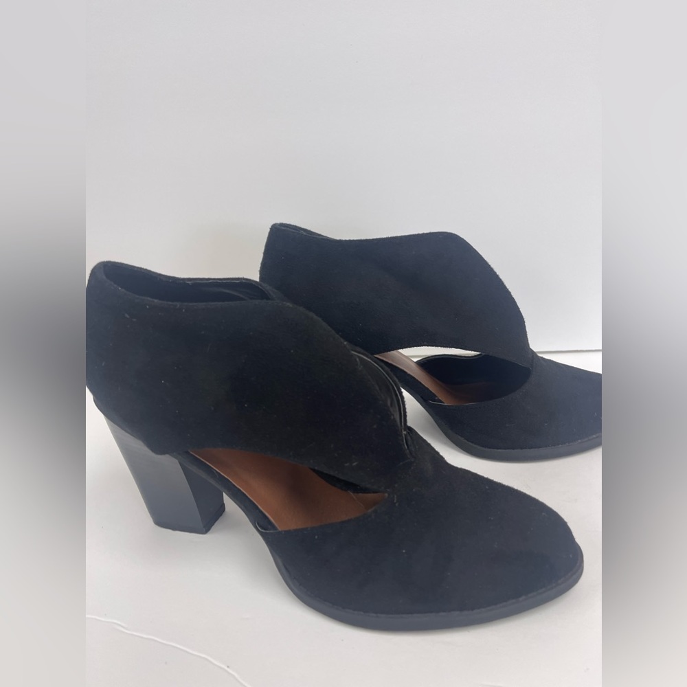 Cato. Black 11 wide.